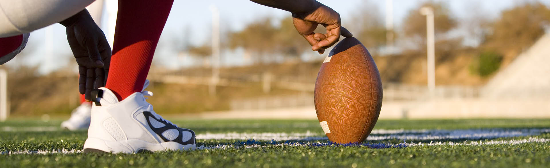 Footballer der den Ball hinlegt