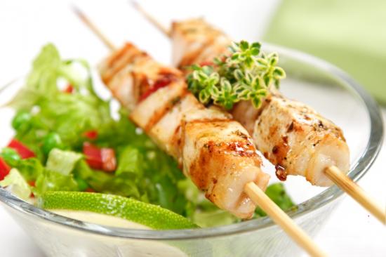 Hähnchenspieße mit Salat - Fitnessrezepte sind lecker (Quelle: Shutterstock/Liv friis-larsen)