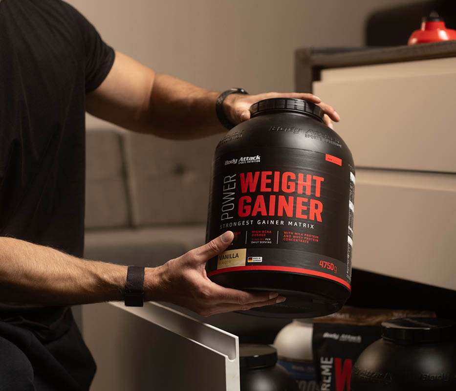 Sportler mit Weight Gainer in den Händen