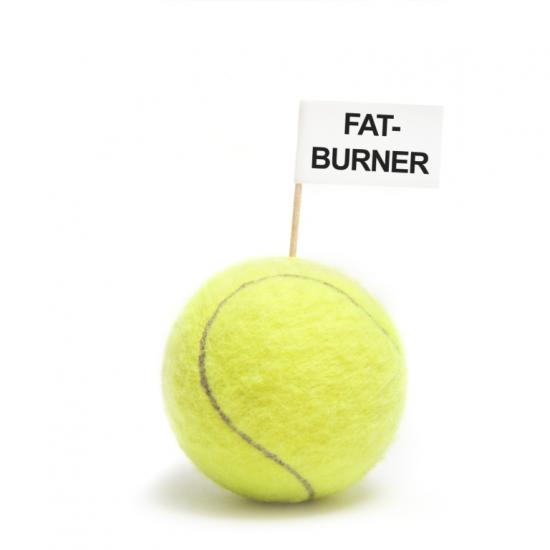 Tennisball mit Fatburner-Fähnchen (Quelle: Shutterstock/rockstar_images)